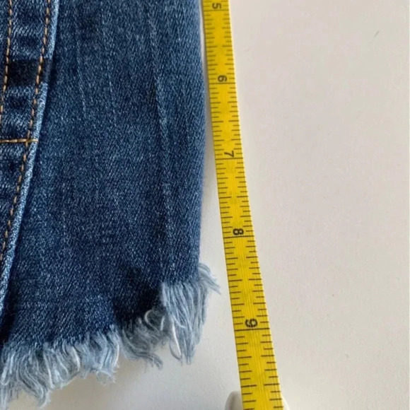 American Eagle Floral Embroidered Frayed Medium Wash Denim Jean Shorts Size 6 - Picture 8 of 9